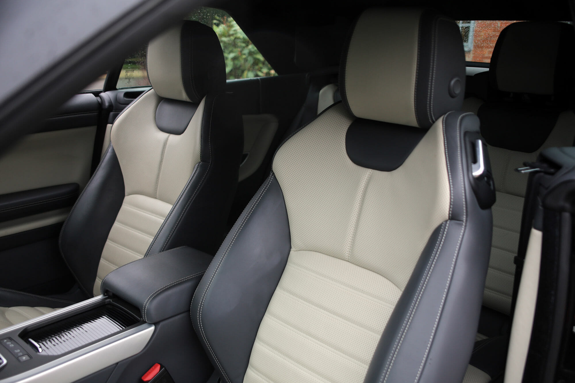 Range Rover Evoque HSE Dynamic Convertible Seat detail